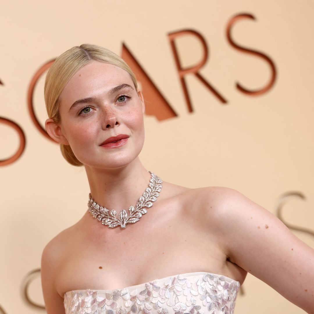 Moños de bailarina, pecas naturales y melenas infinitas: las tendencias de belleza que queremos copiar
