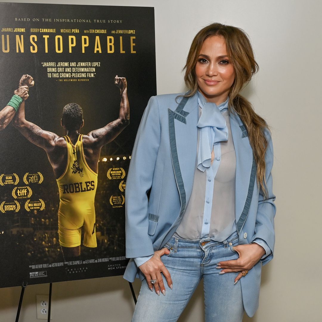 Jennifer Lopez deslumbra con su imagen 'retro' de vaqueros acampanados y blusa transparente