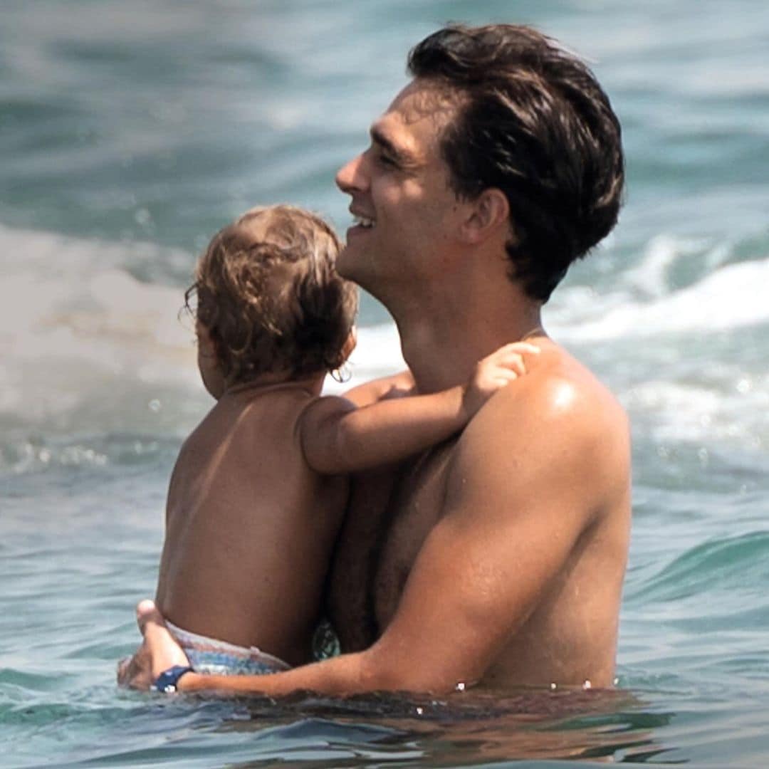 Pepe Barroso, Jr.: un padre modelo con su hijo, Marco, durante sus vacaciones en la Costa del Sol