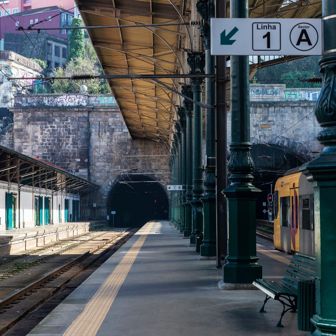 Los pasillos y andenes de la estación que a menudo recorre la última monja del convento