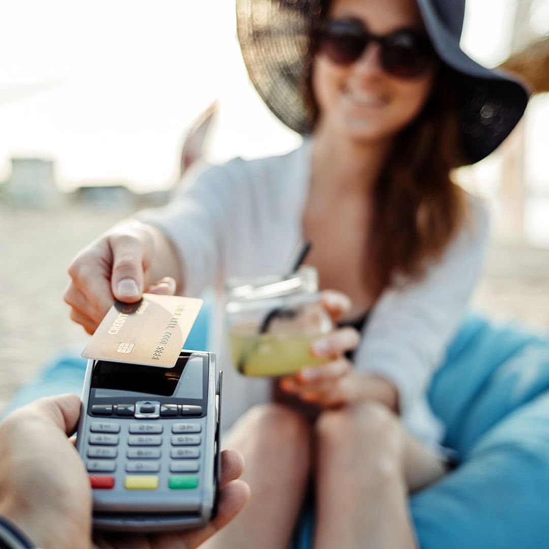 ¿Qué son las tarjetas sin comisiones? Este verano salvarán tus viajes al extranjero