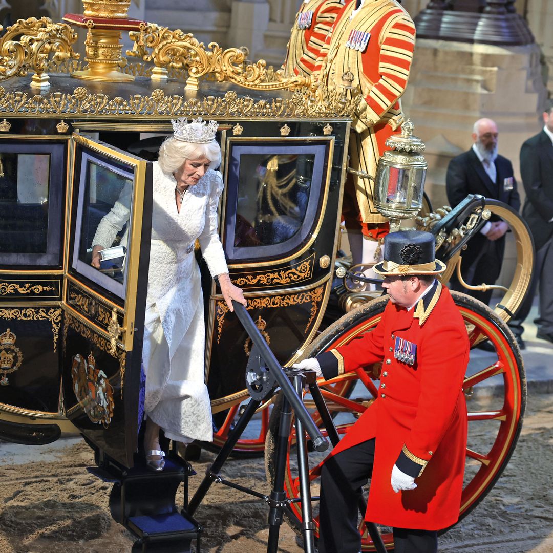La reina Camilla bajando del carruaje a su llegada al acto oficial