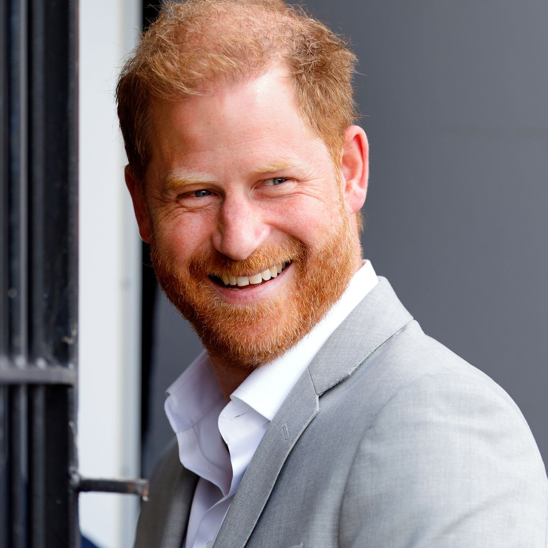 El príncipe Harry reafirma su promesa al planear un salto en paracaídas ocho días después de su mudanza real