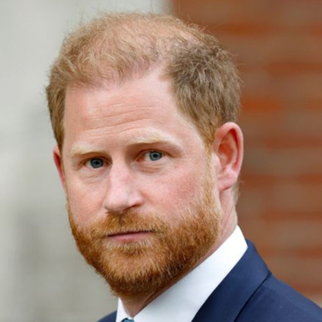 El príncipe Harry llega a Reino Unido entre tensiones y disputas por seguridad: Meghan y sus hijos quedan fuera de la visita en pleno conflicto con la Casa Real