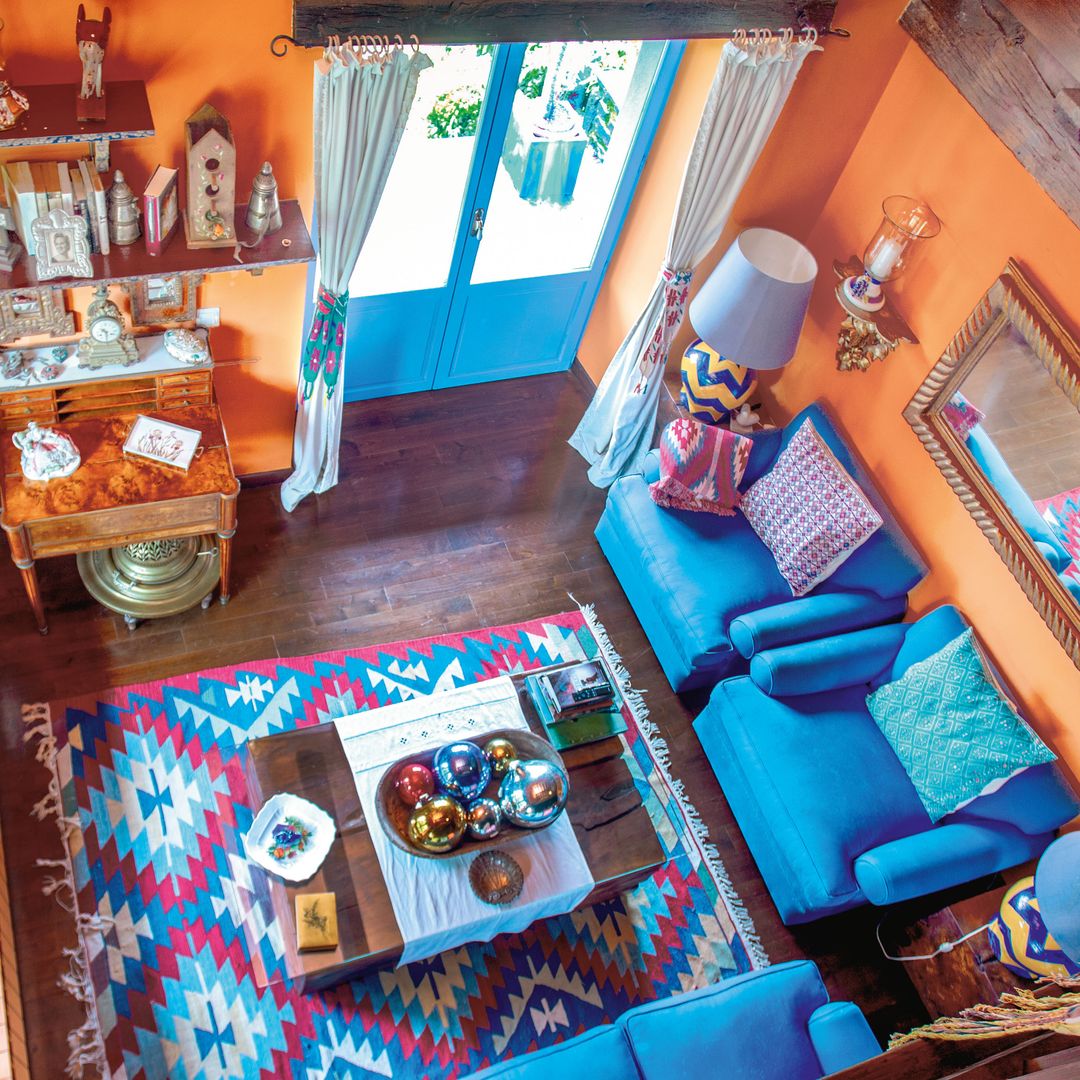 Fotografía con perspectiva desde arriba del comedor de la casa de Paloma San Basilio