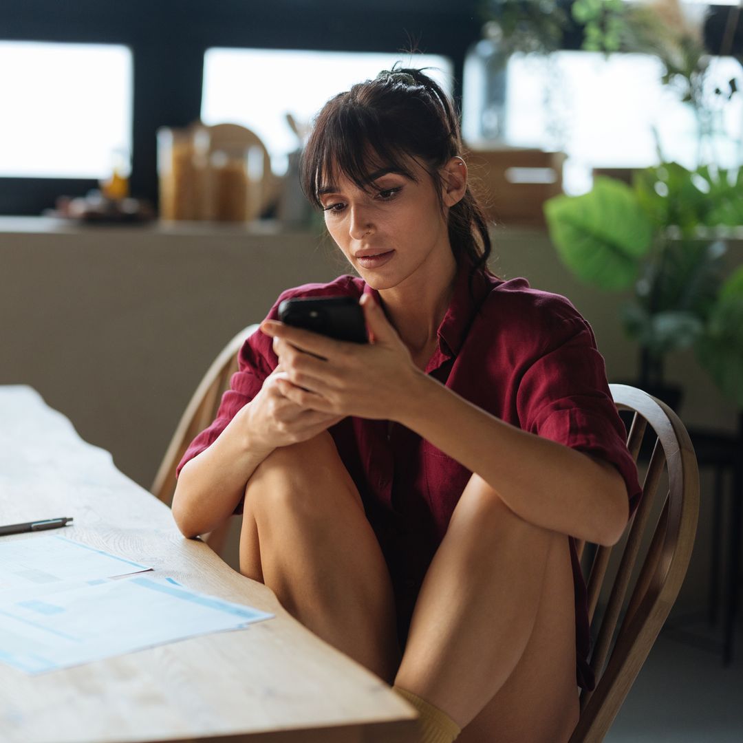 Silvia Congost, psicóloga de pareja, sobre cómo evitar discusiones por WhatsApp: "Si en 3 mensajes no se ha resuelto, deja el móvil y trasládalo al plano real"