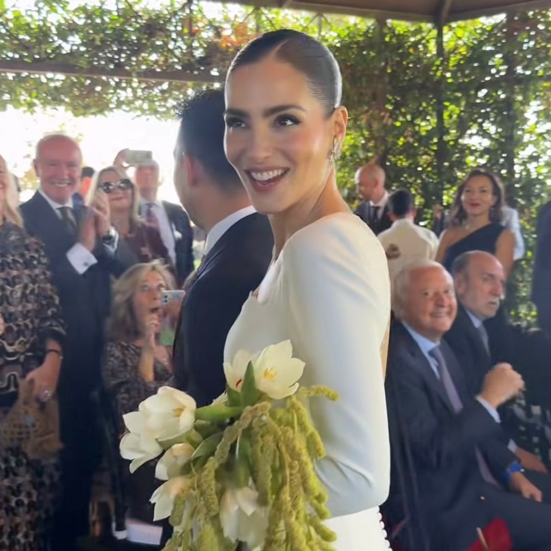 La gran boda de Andrea Duro en el escenario real de 'Física o Química': así son sus 2 vestidos de novia con un arriesgado detalle negro