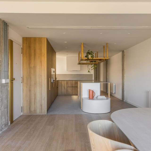 Zona de día con salón, comedor y cocina conectados