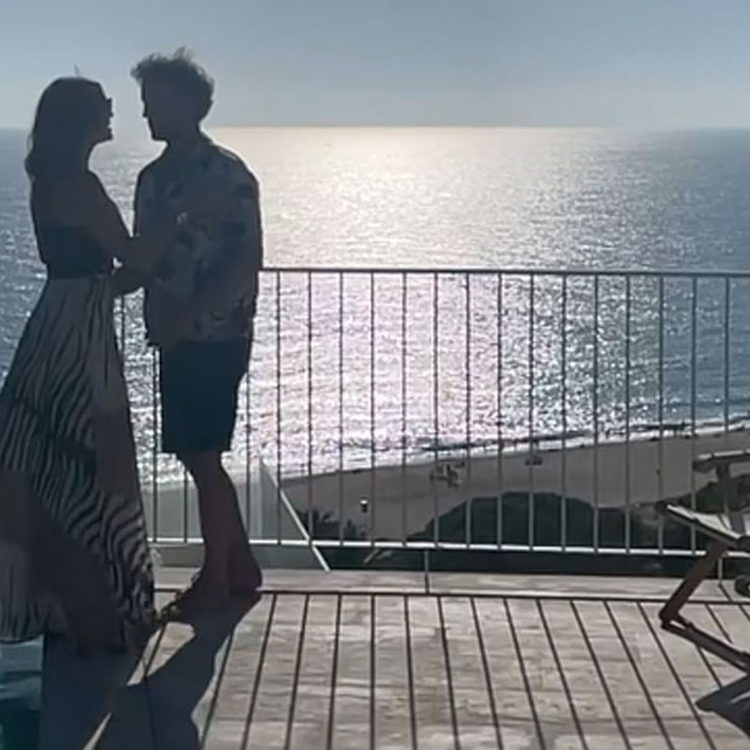 El apasionado beso de María José Suárez y Álvaro Muñoz Escassi con chapuzón incluido