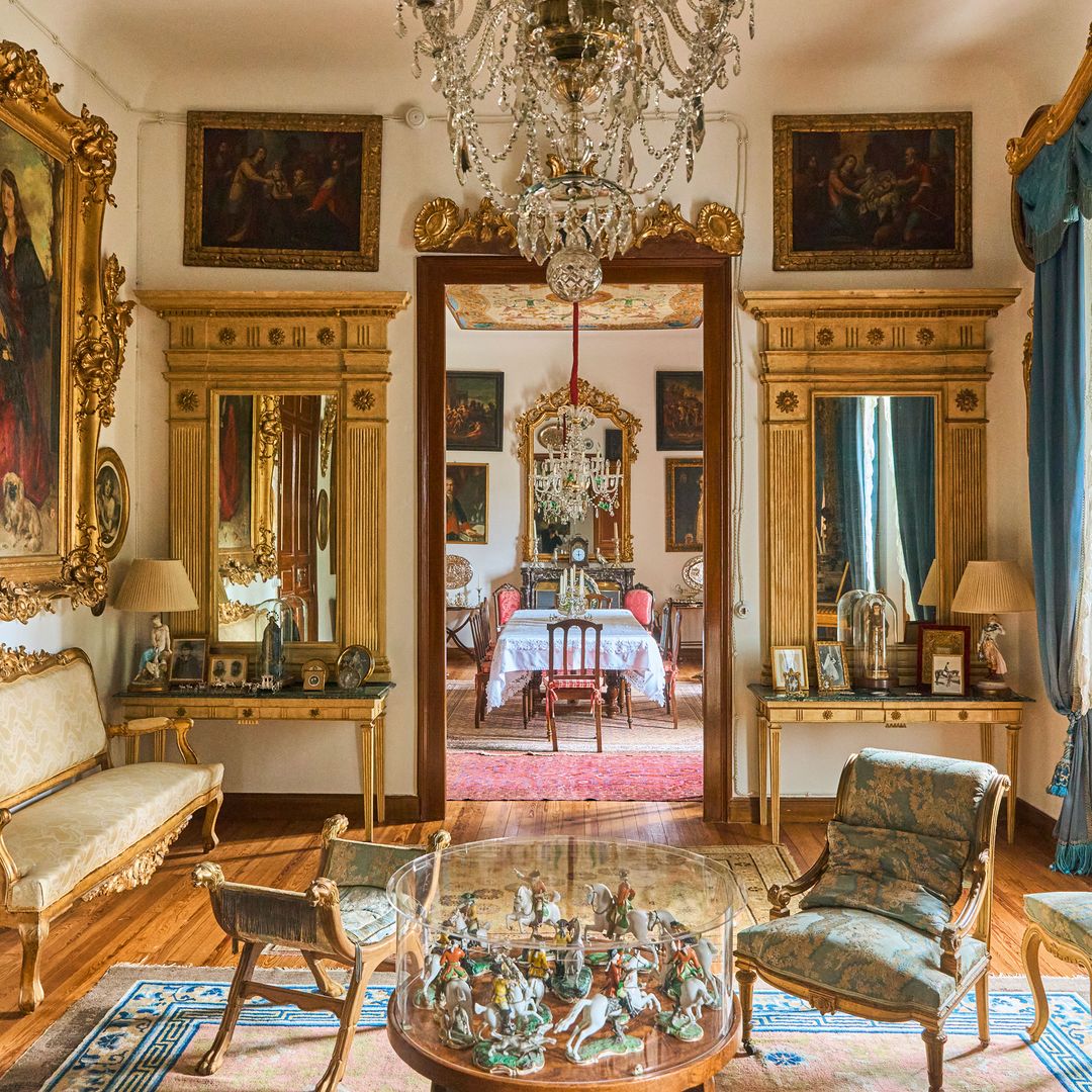 Otros planos que muestran más elementos de la estancia, como su chimenea y sus perritos de porcelana de Meissen, además de un retrato de Leticia Martí Rodrigo de Castro y Leoncio González de Gregorio, abuela y padre de Pilar, respectivamente. 