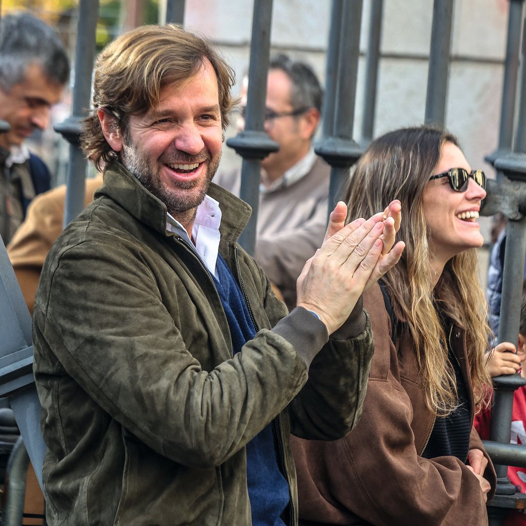 Rosauro Varo y Amaia Salamanca, aplaudiendo durante la Cabalgata de Reyes