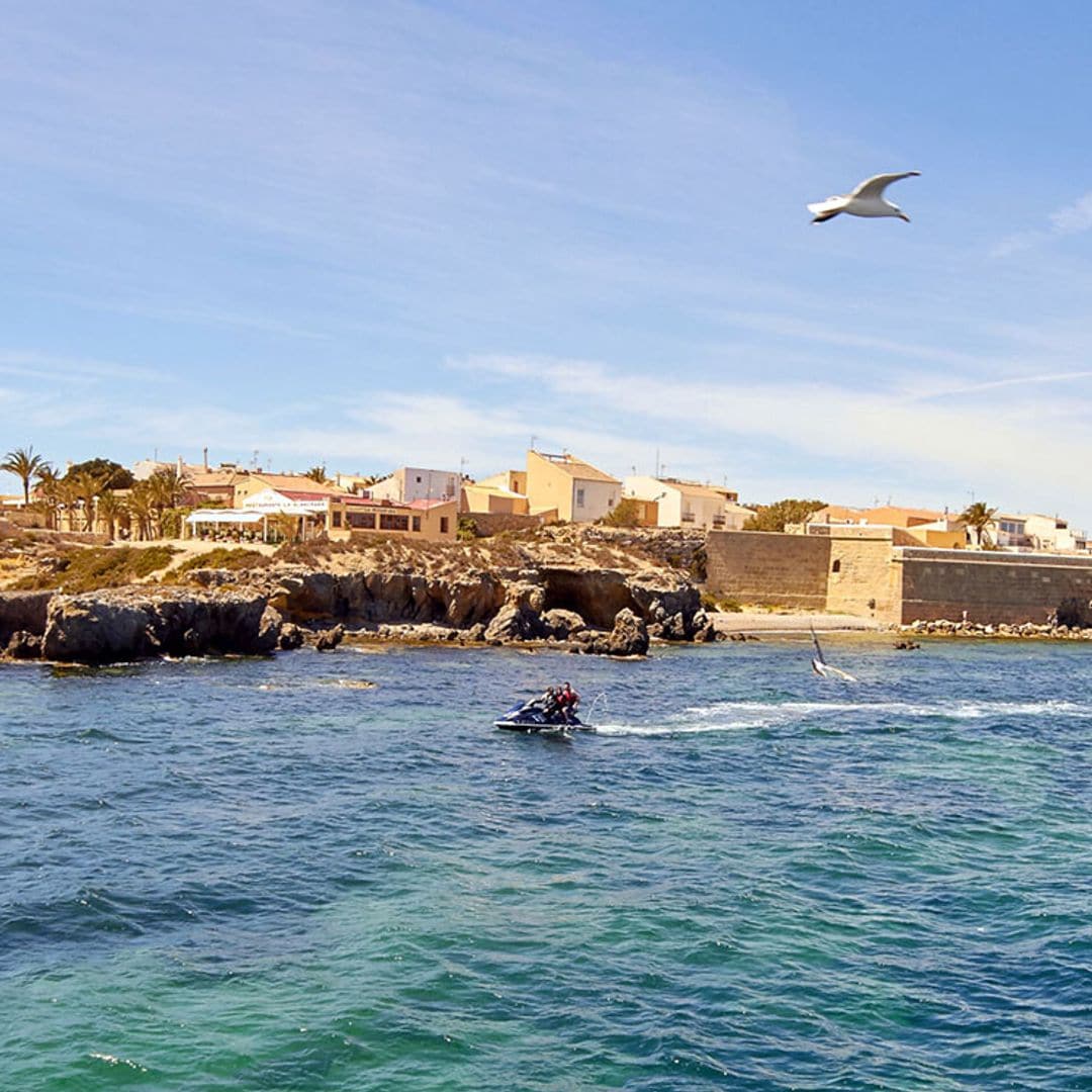 La isla de Tabarca, un diminuto refugio del Mediterráneo frente al litoral de Alicante