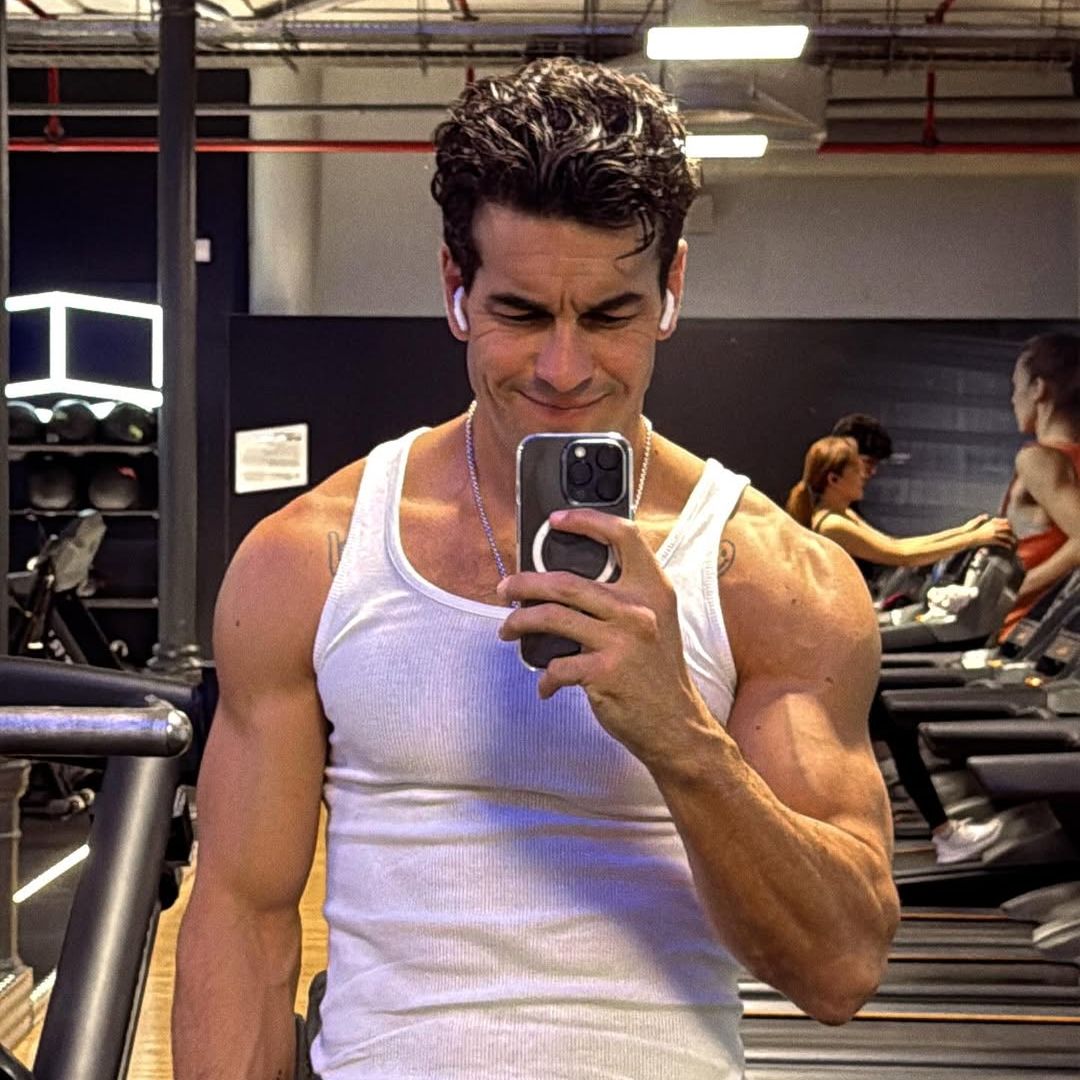 El "momento Troya" de Mario Casas: Sheila compara los abdominales de su hermano con Brad Pitt