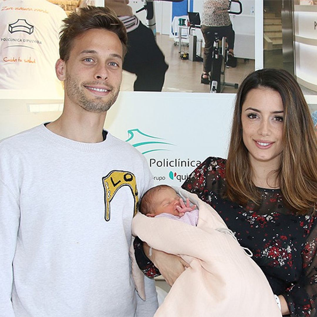 El fubolista Sergio Canales presenta a su primera hija, India