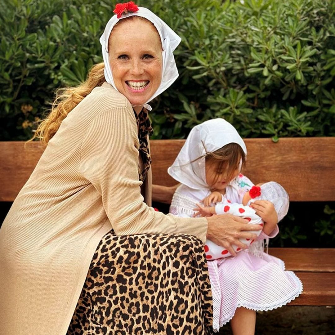 María Castro se derrite con su hija Emma, de un mes, convertida en una 'minichulapa' por San Isidro