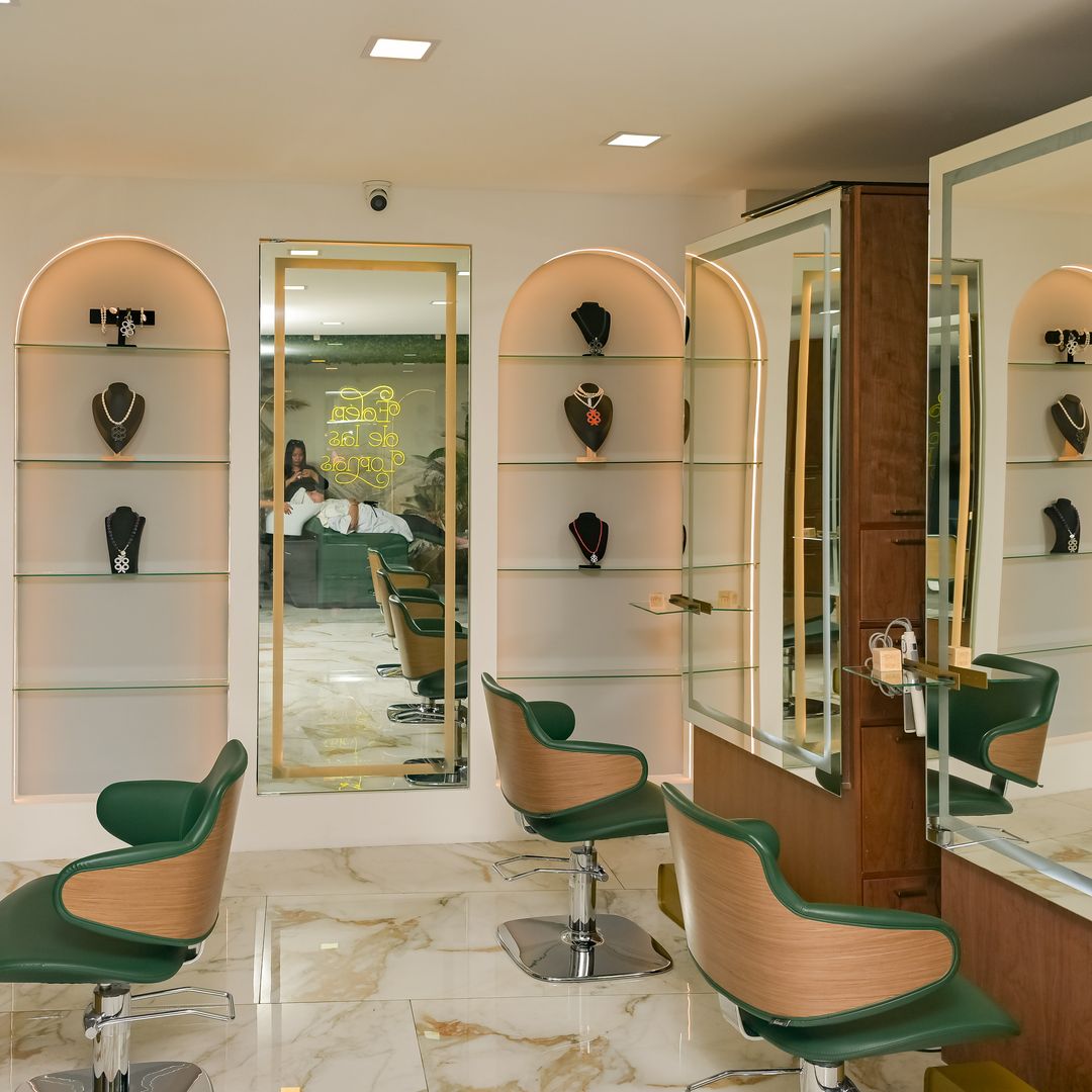  De la mano de expertos, podrás realizarte ese cambio de look que siempre quisiste.