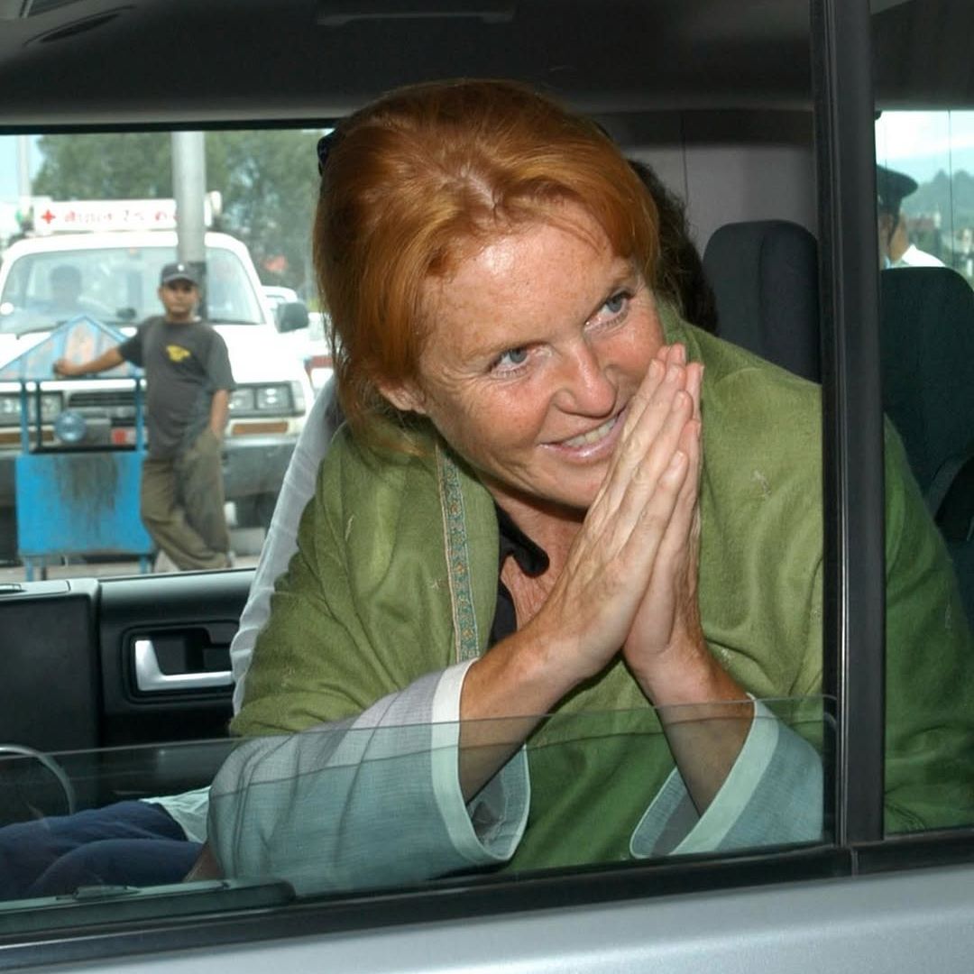 Sarah Ferguson, con aspecto desaliñado, se mantiene discreta en medio de una gira mundial secreta