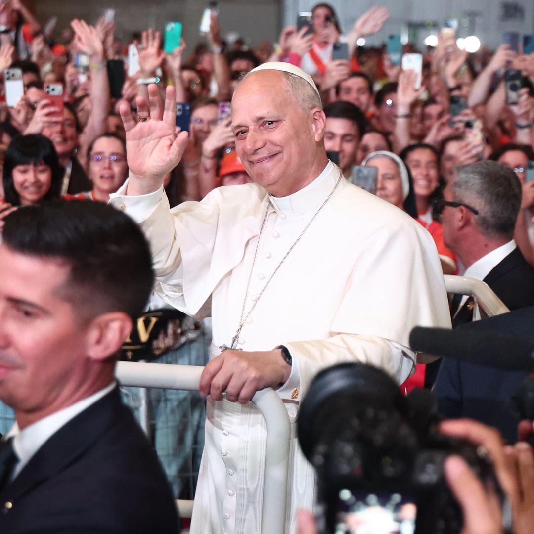 León XVI bendice a un bebé durante un encuentro con voluntarios celebrado en Ifema Madrid