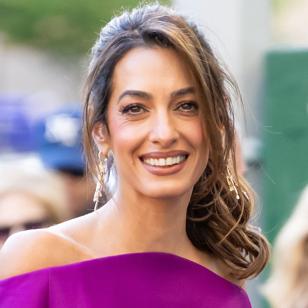 Amal Clooney recupera un vestido de archivo de John Galliano y se convierte en la protagonista de la noche