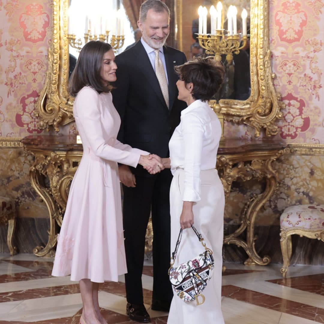Los reyes Felipe y Letizia celebran el Premio Cervantes con escritores como Sonsoles Ónega en el Palacio Real