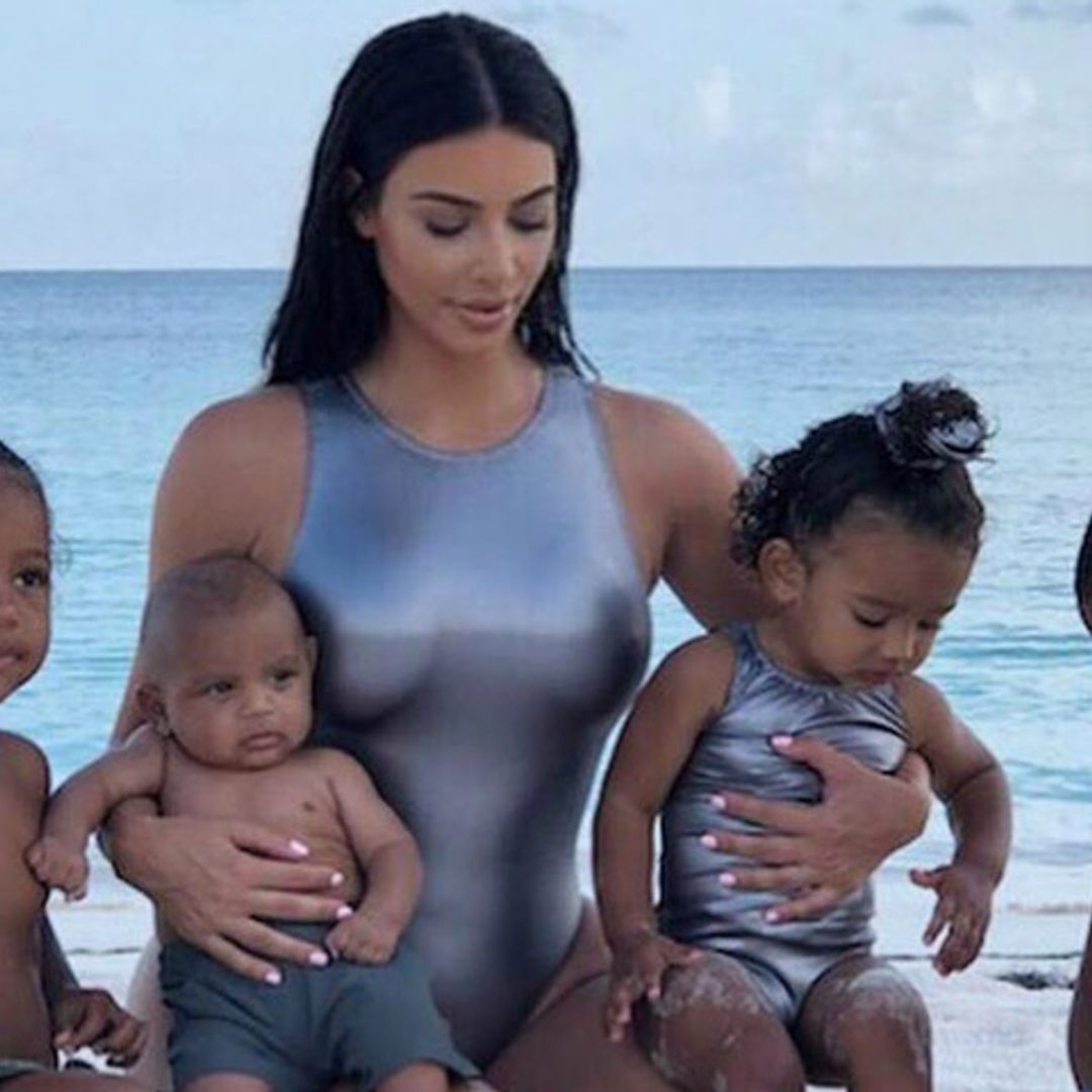 Con sus 4 hijos y en bañador, la última foto más comentada de Kim Kardashian