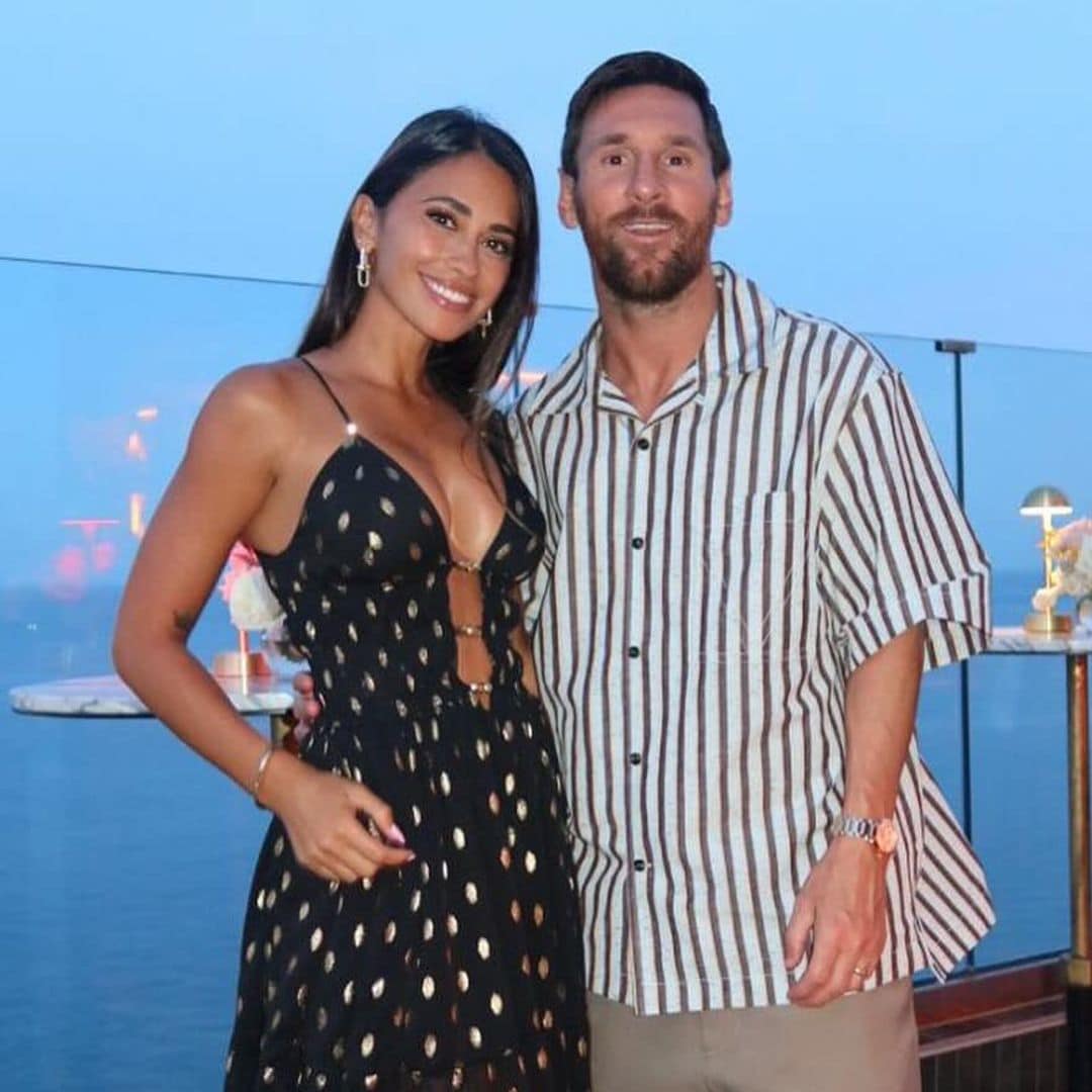 Antonela Roccuzzo posa enamorada con Lionel Messi y presume su cuerpazo en pleno verano argentino