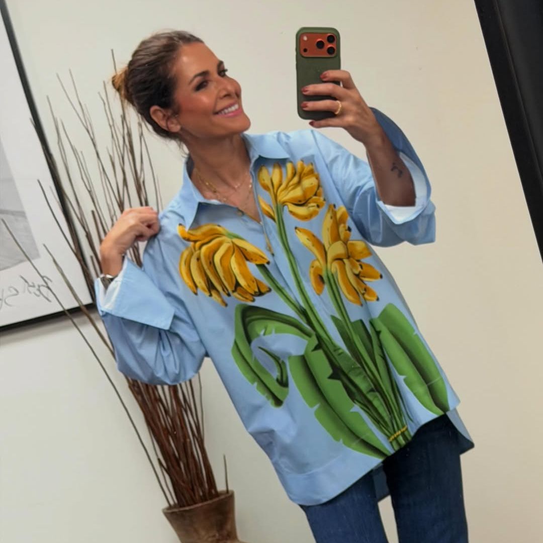 Nuria Roca transforma un look básico con la camisa más original de la temporada y unos vaqueros efecto tipazo