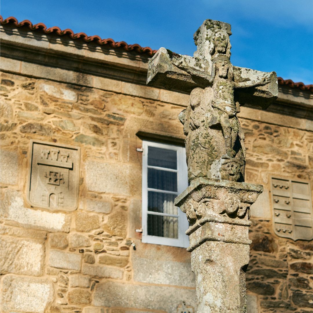 Cruceiro en la casa natal de Eduardo Pondal, Ponteceso, A Coruña