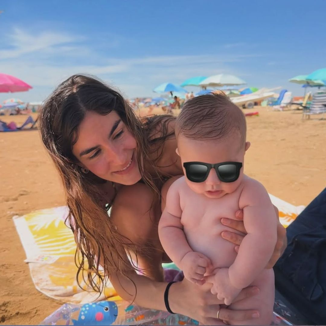 El primer verano de Marcos, hijo de Alberto Herrera y Blanca Llandres, que tiene al joven matrimonio entusiasmado: la imagen que lo demuestra