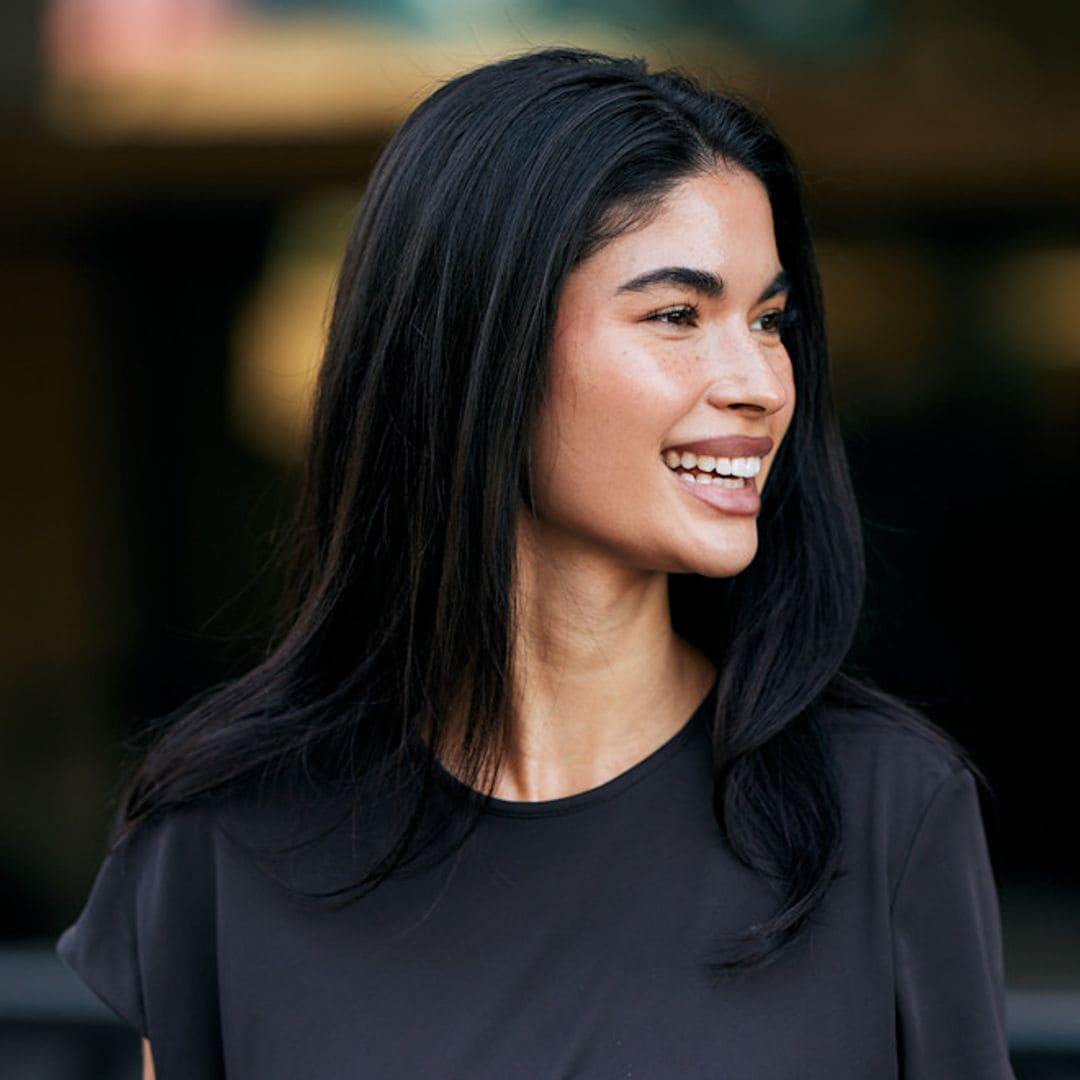 Invitada a la Semana de la Moda de París con pelo suelto y puntas onduladas