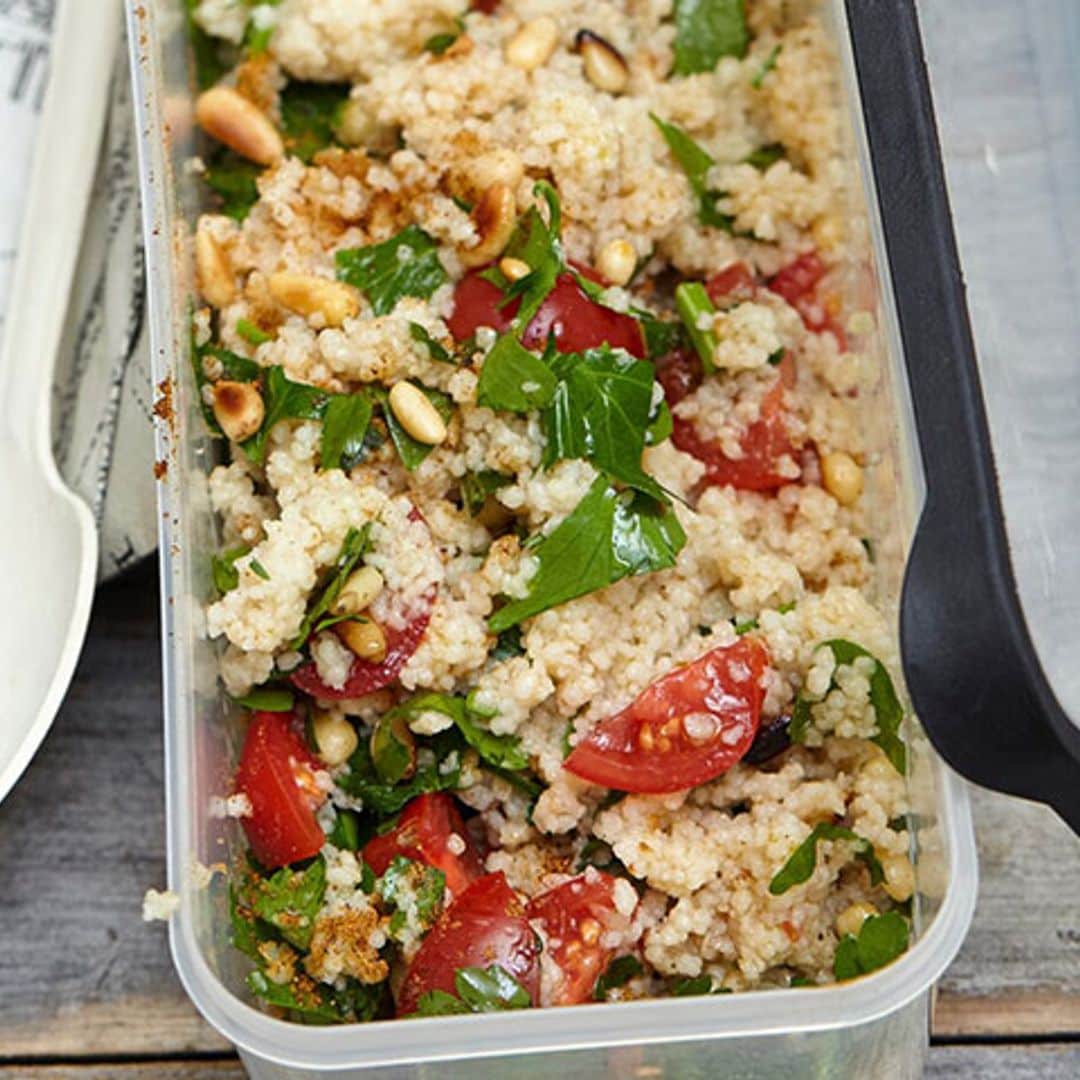 Ensalada de cuscús con pollo, tomate y piñones