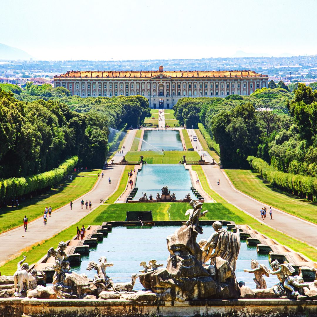 El palacio más grande del mundo está en Italia y parece sacado de un cuento
