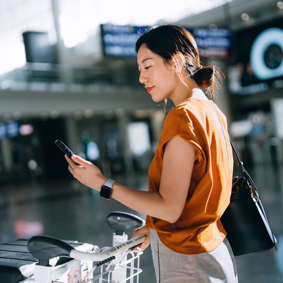 Tecnología imprescindible para mujeres viajeras: los gadgets más útiles y ligeros