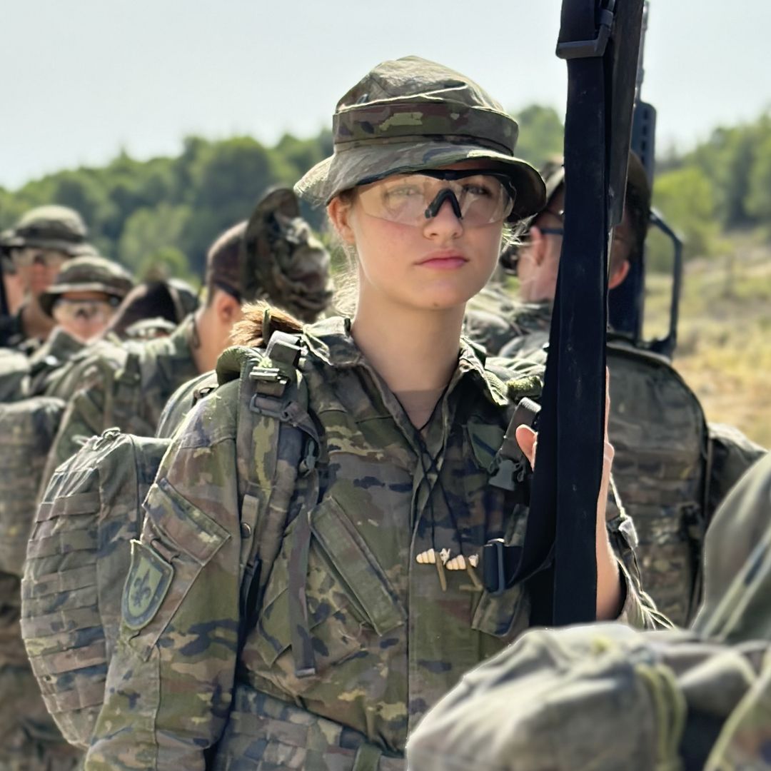 La princesa Leonor, como nunca antes: la Casa Real publica las imágenes inéditas de su formación militar, por primera vez con armas