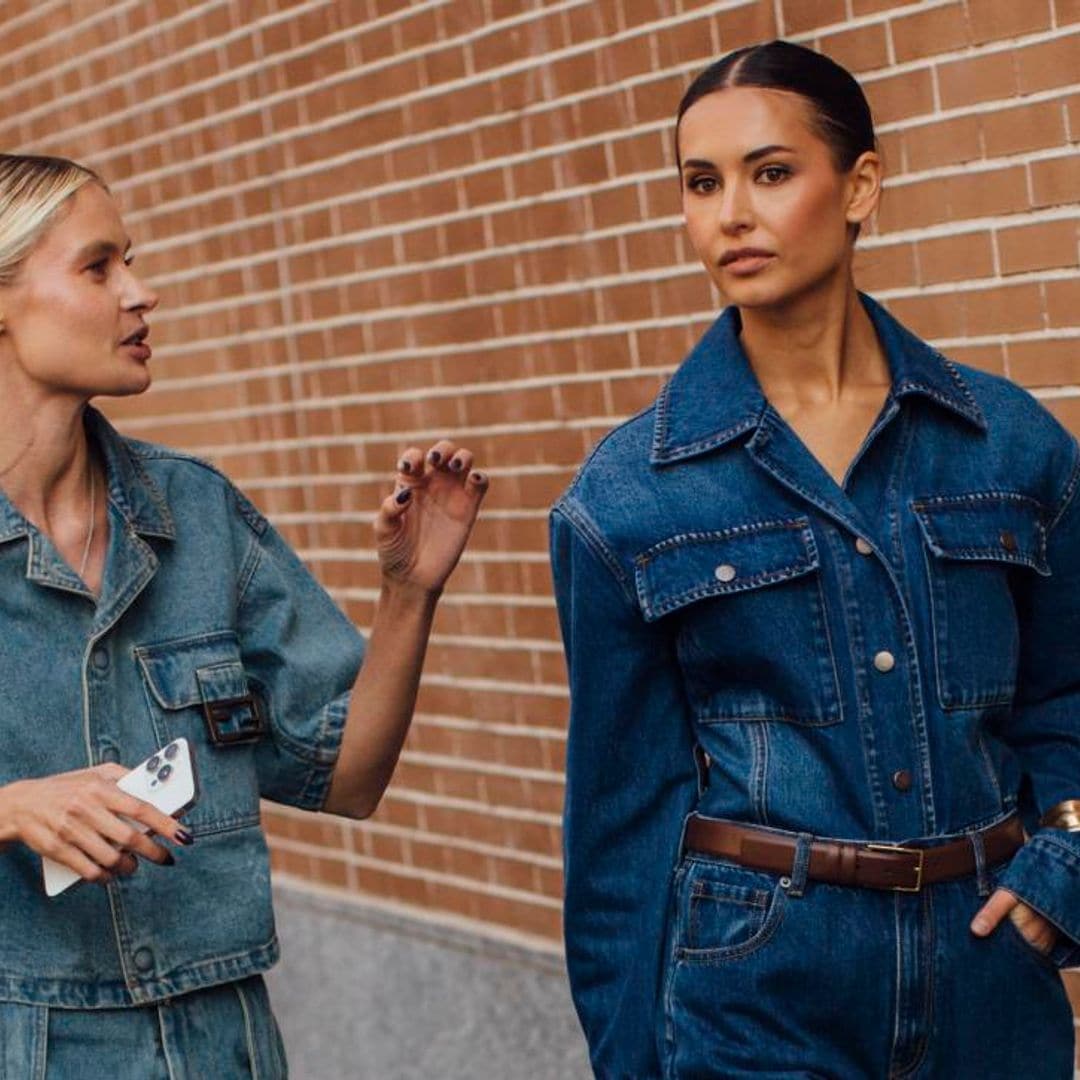 Mezclilla sobre mezclilla: así lo llevan en el ‘street style’ de Fashion Week