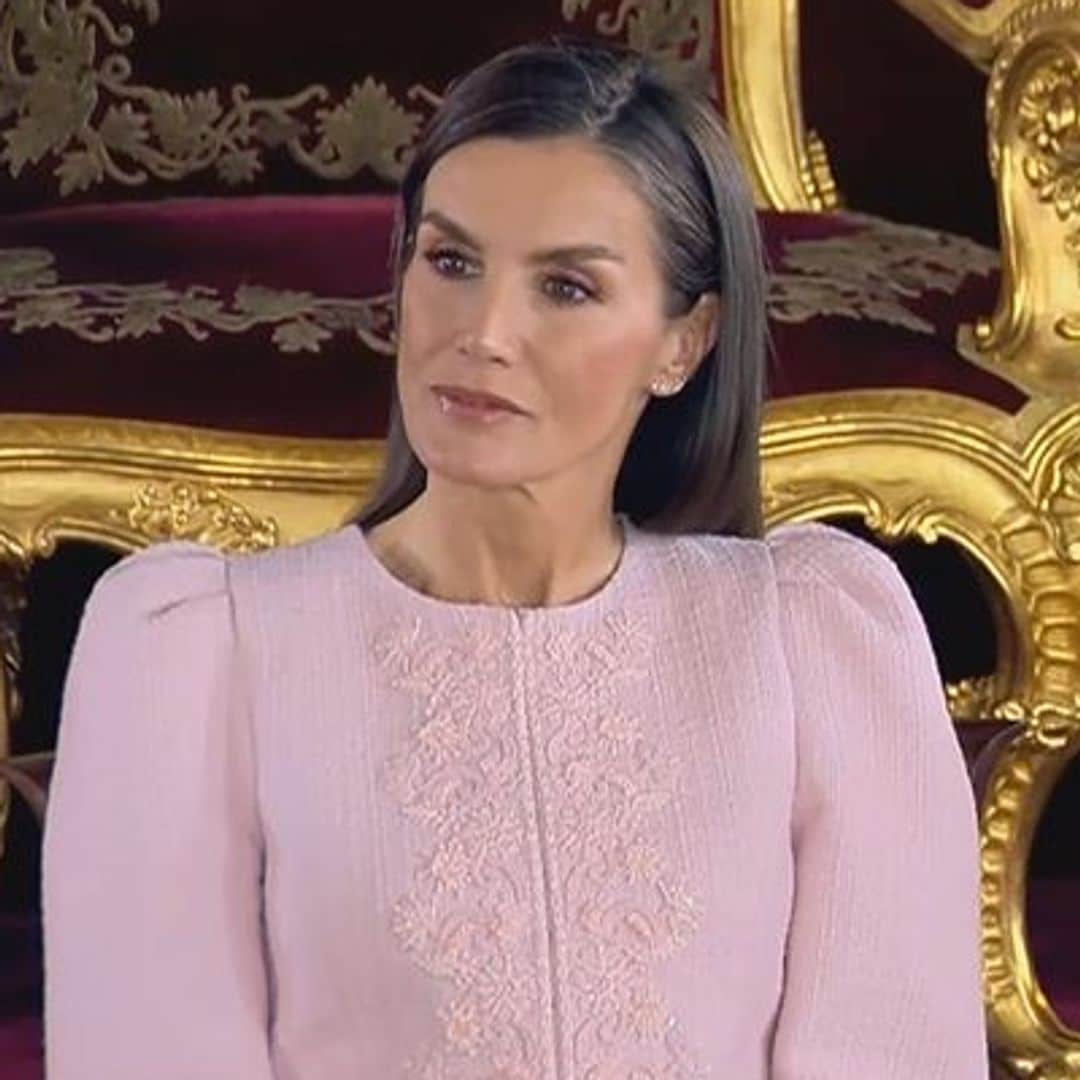 La reina Letizia rinde homenaje a doña Sofía con su look rosa en la imposición del Toisón de Oro