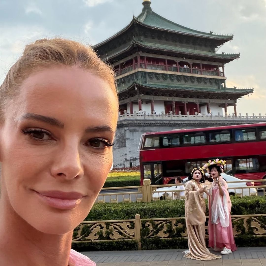 Paula Vázquez y la Torre del Campanario de Xi'an, situada en una gran rotonda donde confluyen las grandes avenidas de la ciudad.