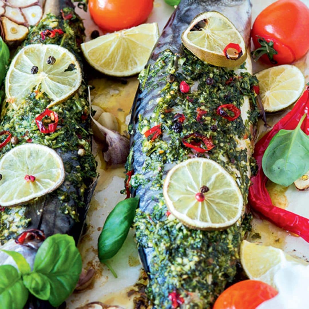 Caballa asada con albahaca