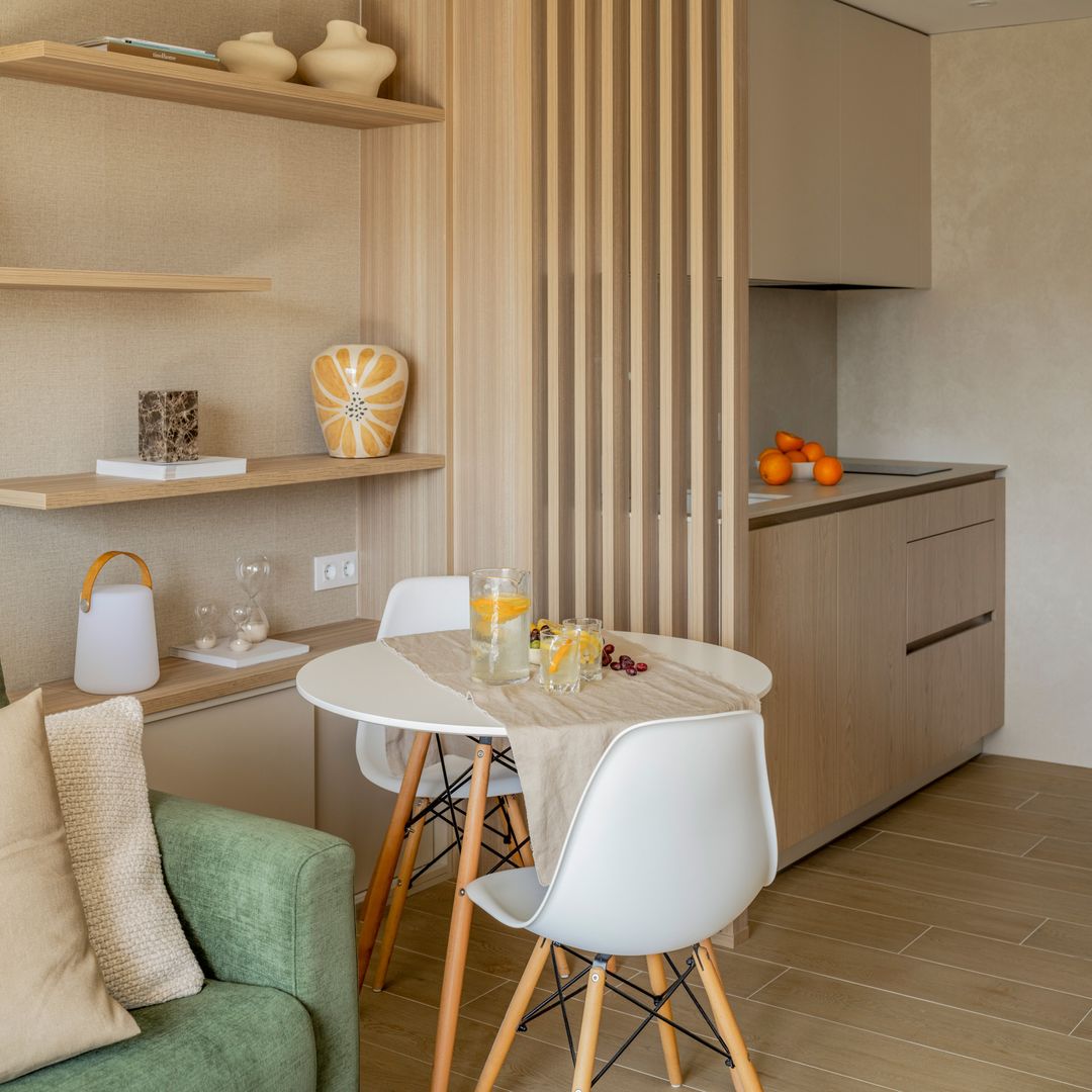 Así se consigue que un piso de 42 m² parezca más grande sin tirar tabiques: un apartamento que apuesta por luz, orden y continuidad visual