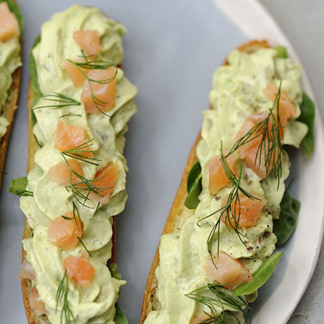 'Éclairs' de mousse de aguacate con salmón
