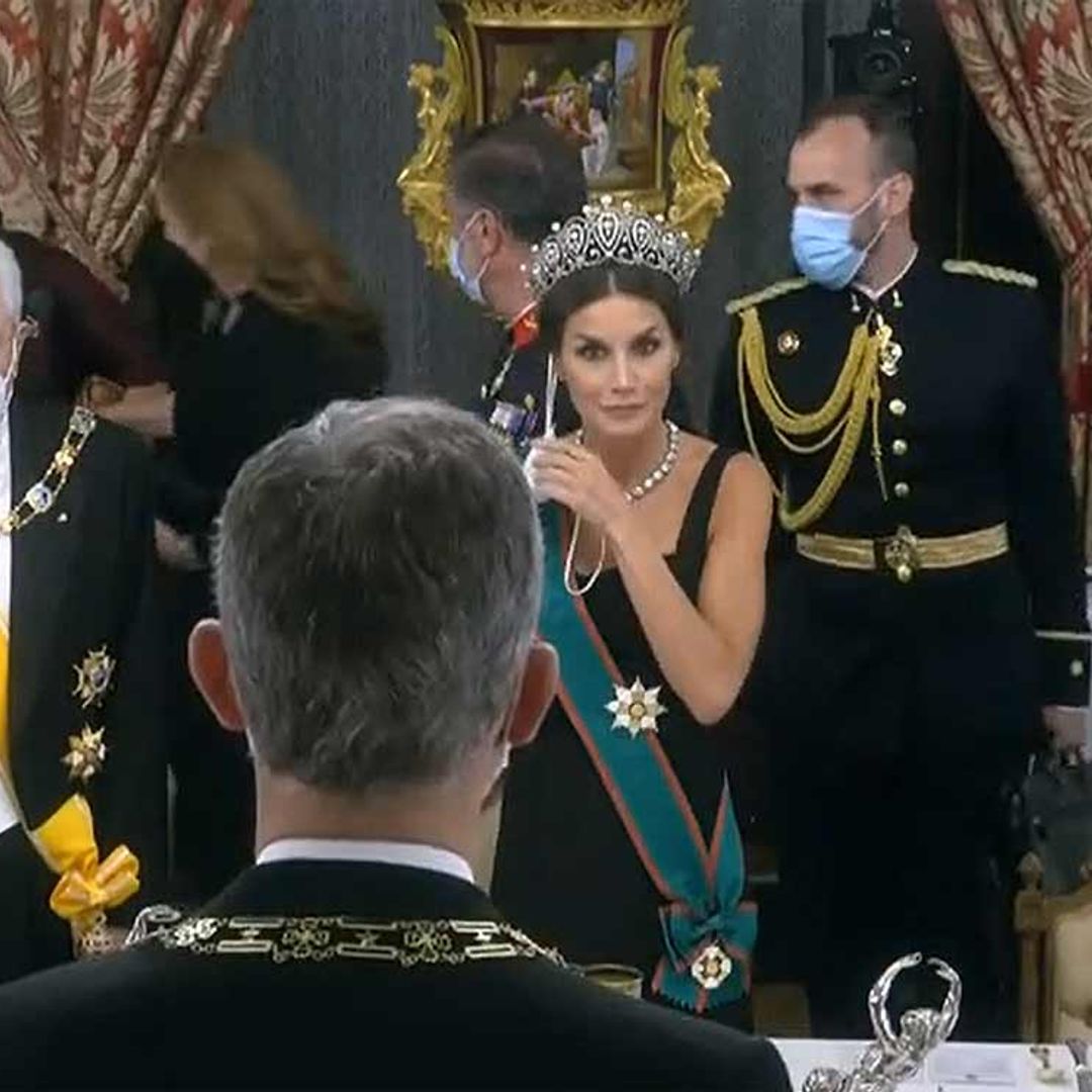 El llamativo gesto de la reina Letizia al no saber dónde dejar la mascarilla en una cena de gala