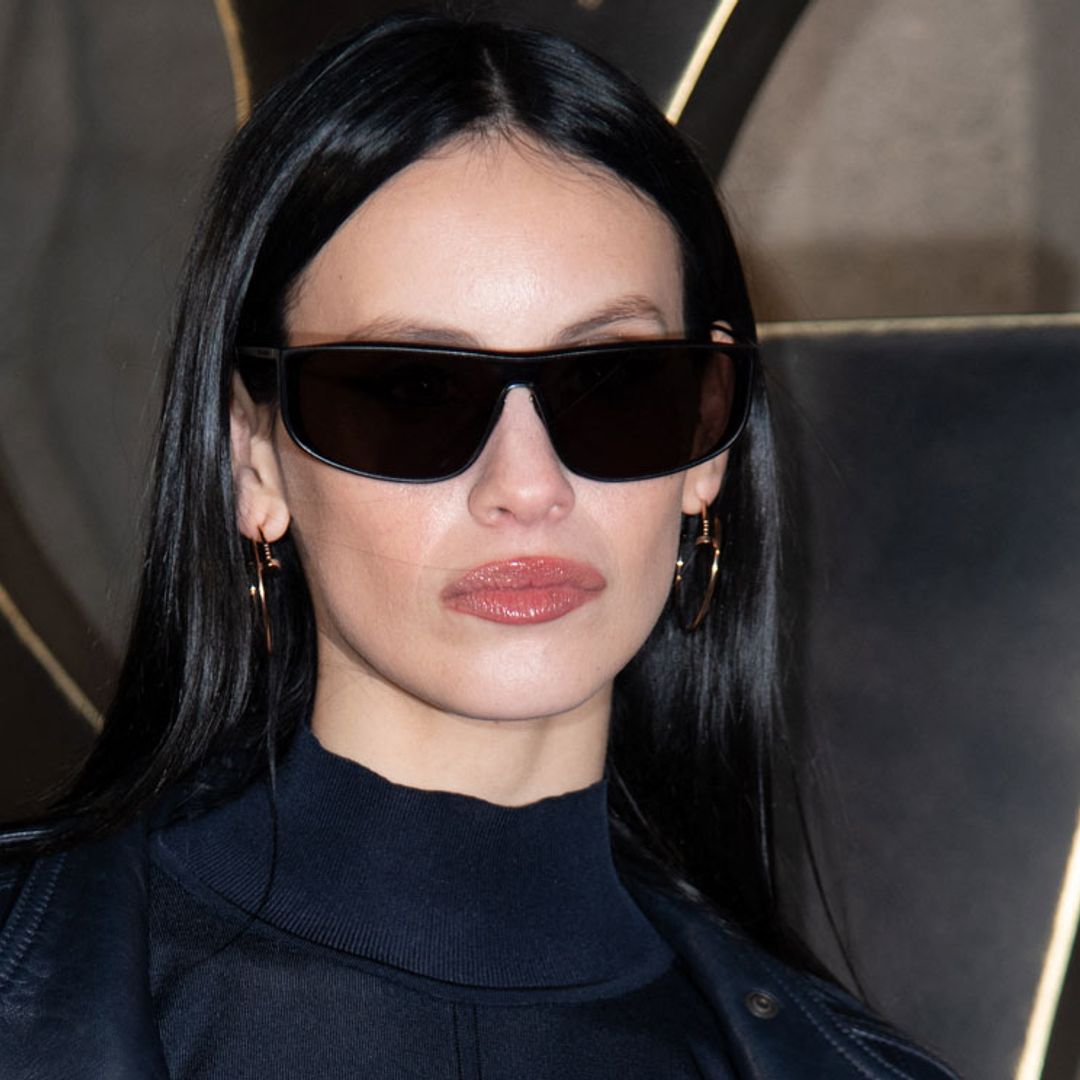 Milena Smit en el desfile de Saint Laurent con look Matrix