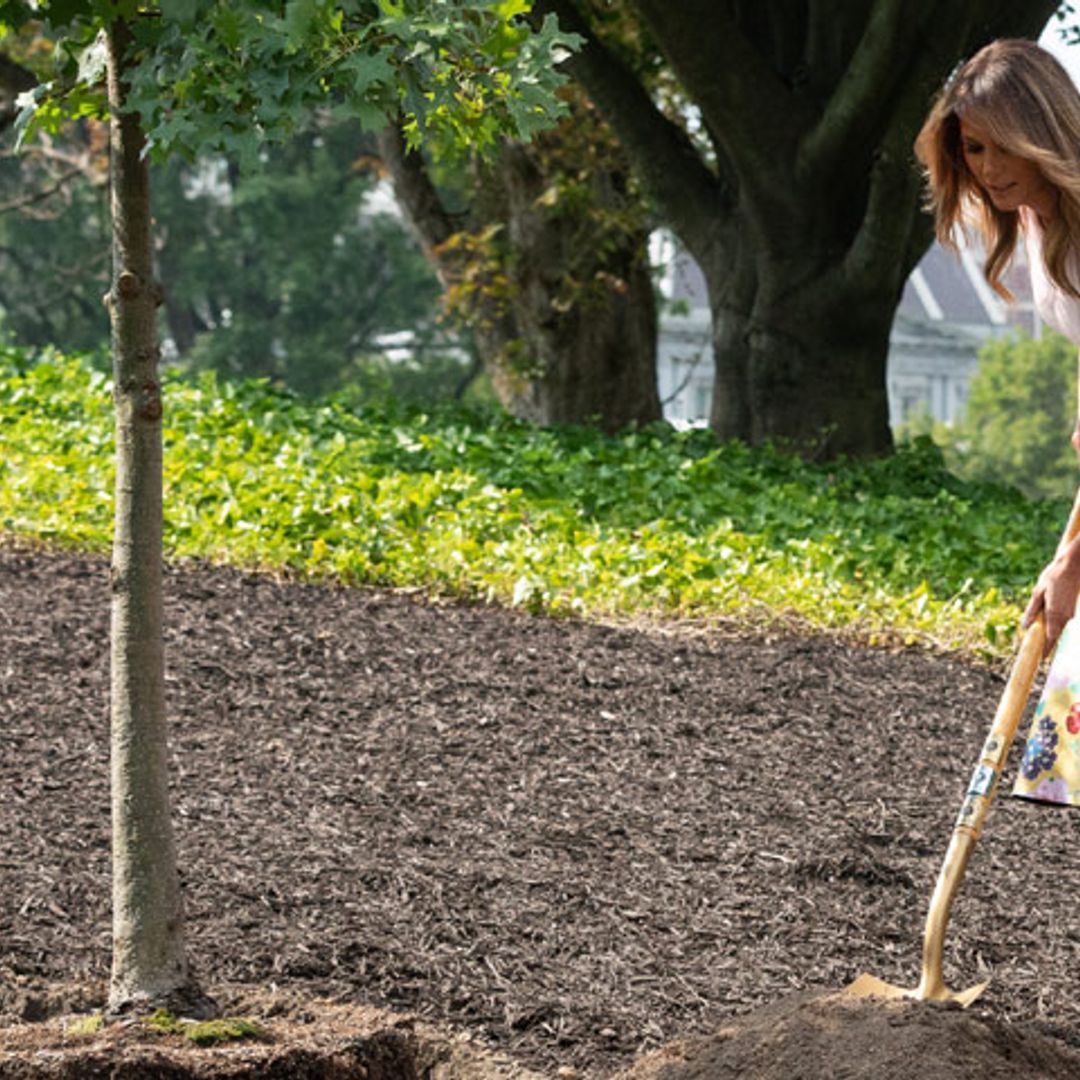 Melania Trump, no sin mis tacones... ¡hasta para hacer jardinería!