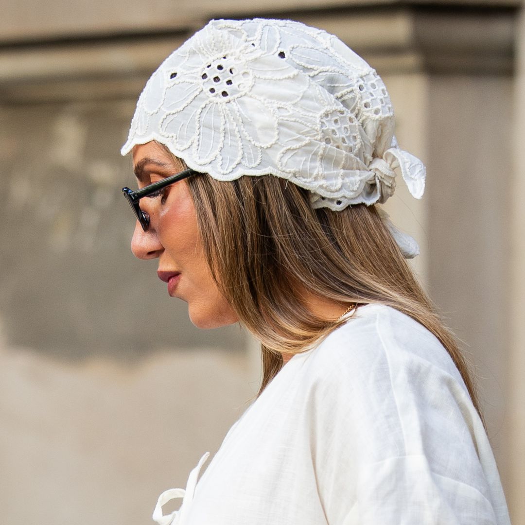Julie Lellouche en Barcelona con pañuelo blanco bordado