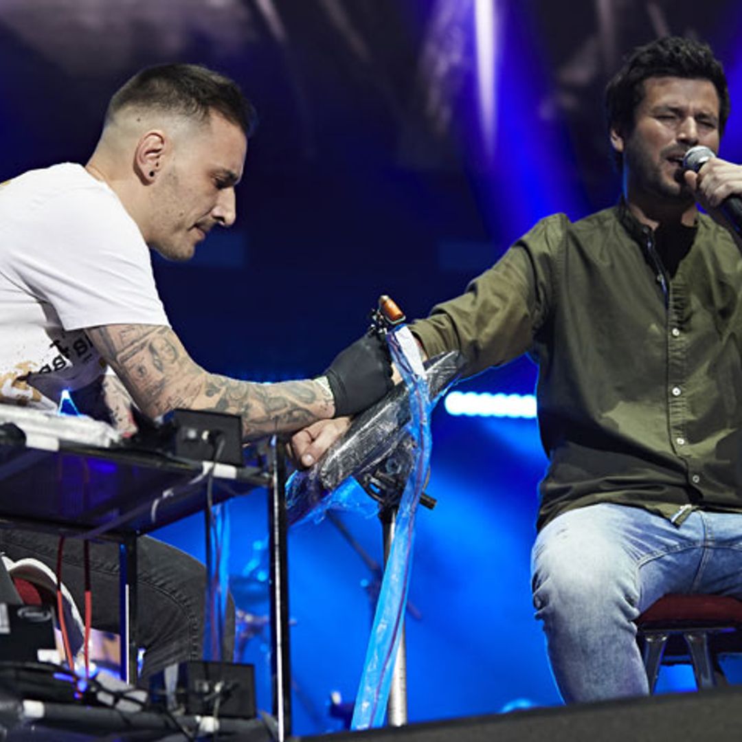 Willy Bárcenas, de Taburete, se tatúa en directo durante su concierto en Madrid
