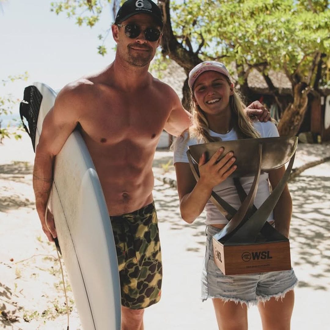 Chris Hemsworth con la surfista Molly Picklumen durante sus vacaciones familiares en Fiyi