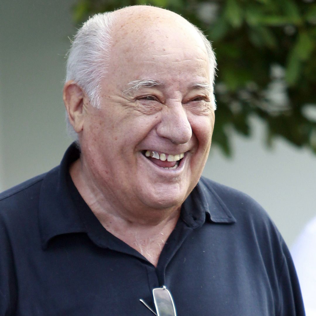 Amancio Ortega se muestra sonriente durante una fotografía
