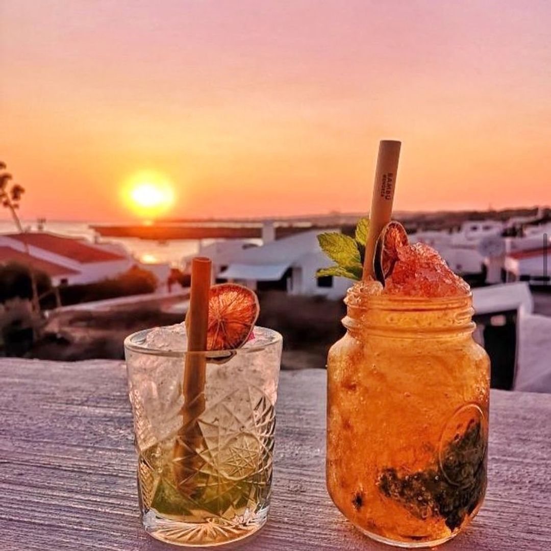 Cócteles y atardecer en Bambú Menorca