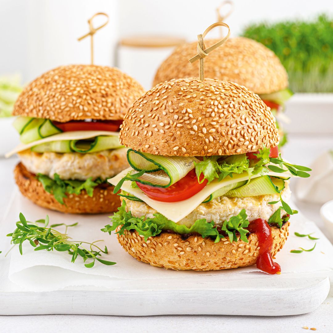Hamburguesa de pollo a la parrilla con pepino, tomate, queso y lechuga