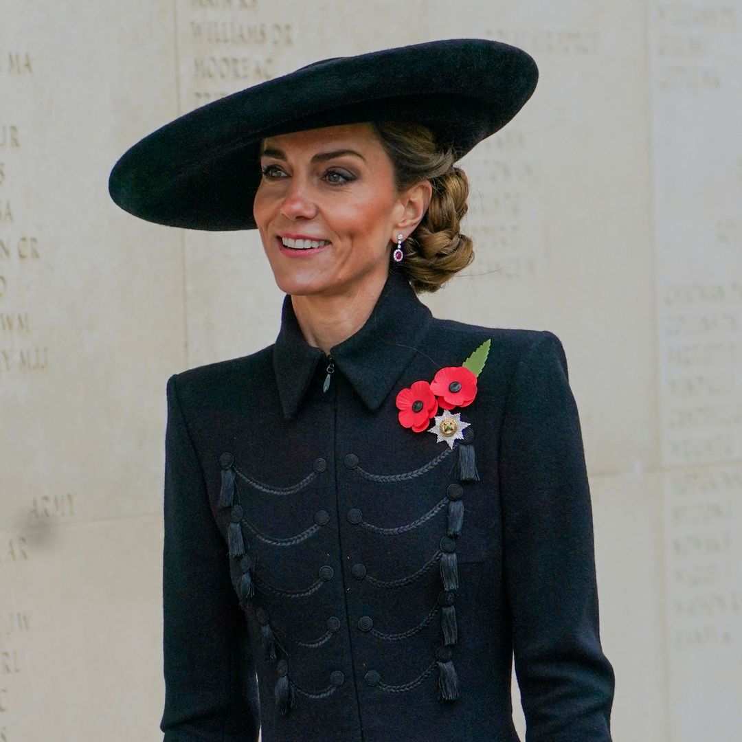 Kate Middleton cambia su melena por el recogido trenzado más romántico con pamela en el 'Armistice Day'